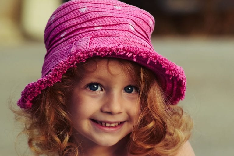 ילדה חמודה עם כובע ורוד